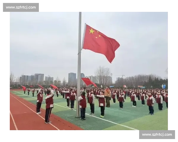 国歌奏响时，他们用身体为孩子撑起晴空